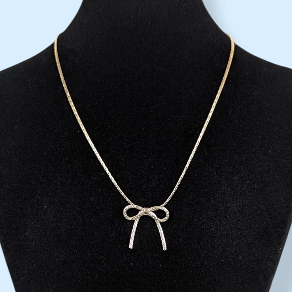 V. Avon Flat Link Chain Bow Necklace